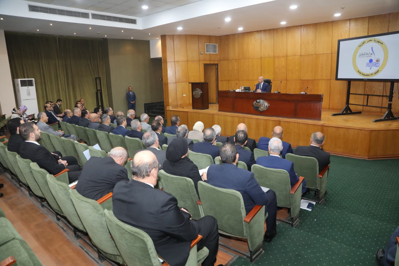 الوزير يجتمع مع 23 شركة لمصنعي الاتوبيسات والمركبات