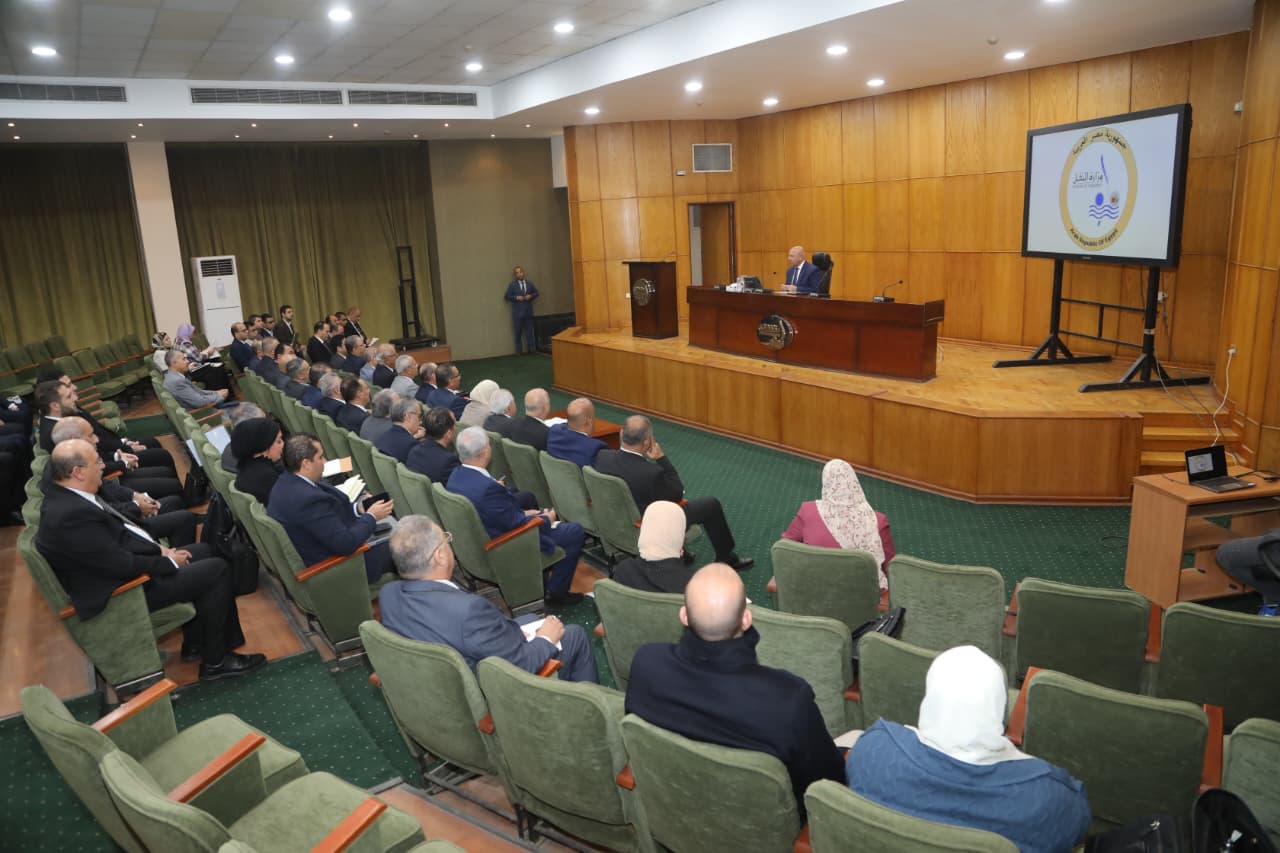 الوزير يجتمع مع 23 شركة لمصنعي الاتوبيسات والمركبات