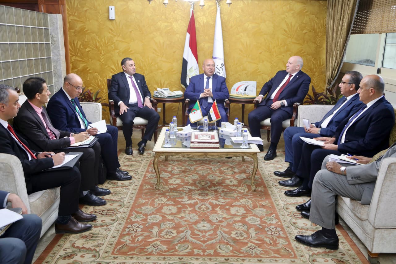 الوزير يجتمع مع وزيري الصناعة والداخلية والنقل الجزائريين