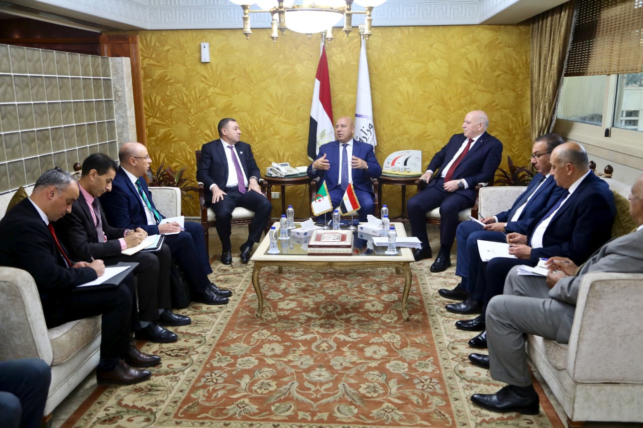 الوزير يجتمع مع وزيري الصناعة والداخلية والنقل الجزائريين