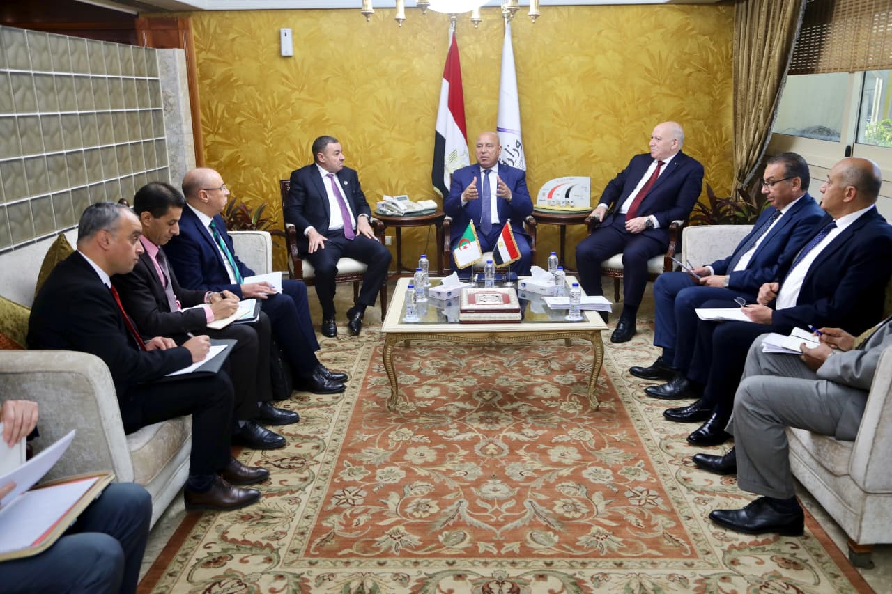 الوزير يجتمع مع وزيري الصناعة والداخلية والنقل الجزائريين