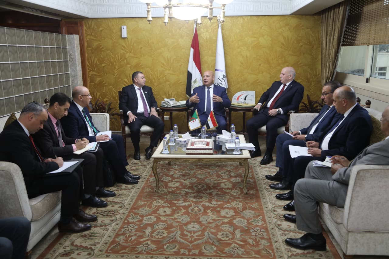 الوزير يجتمع مع وزيري الصناعة والداخلية والنقل الجزائريين