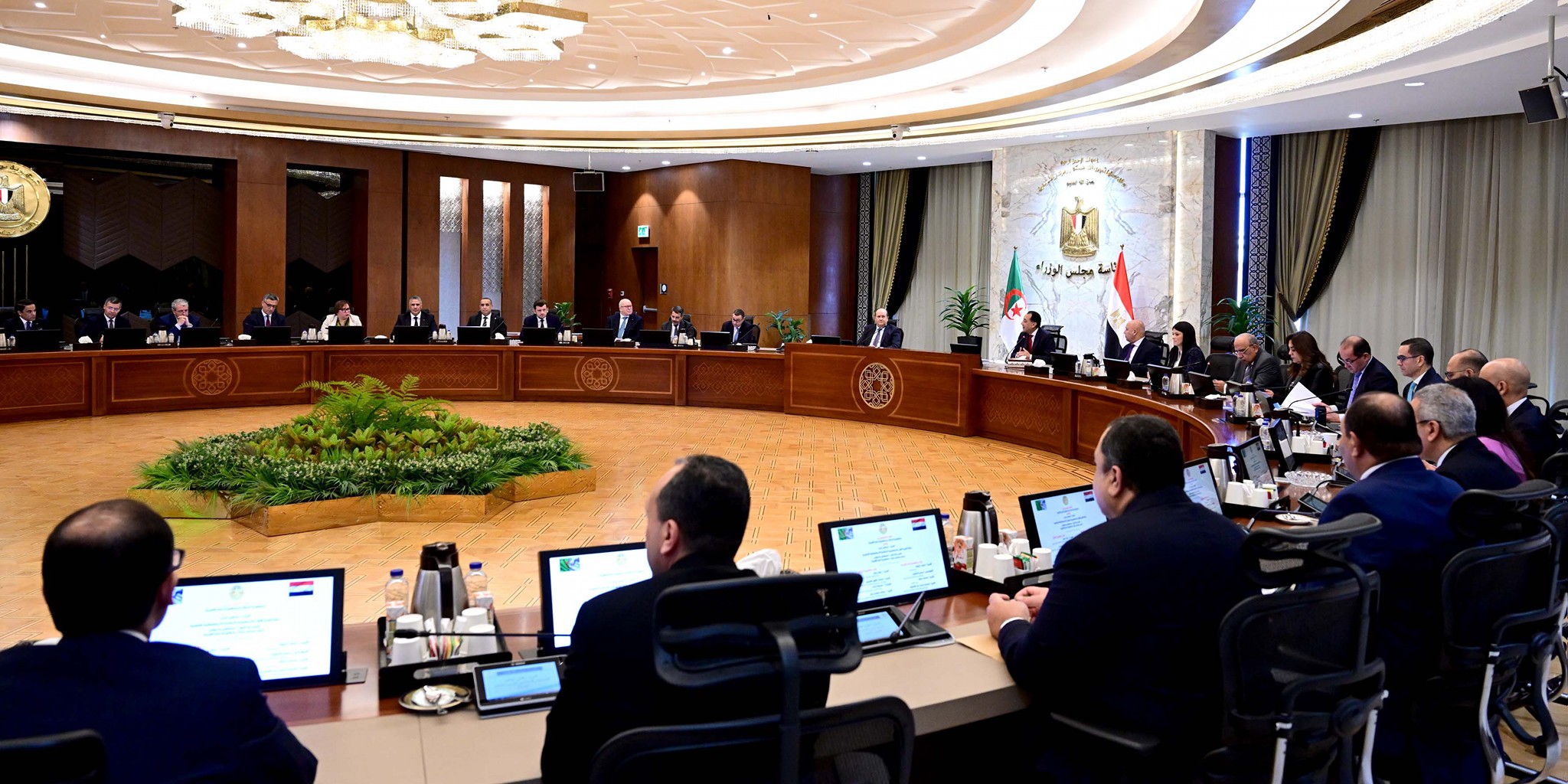 رئيس الوزراء والوزير الأول للجمهورية الجزائرية يترأسان اليوم اجتماع اللجنة العليا