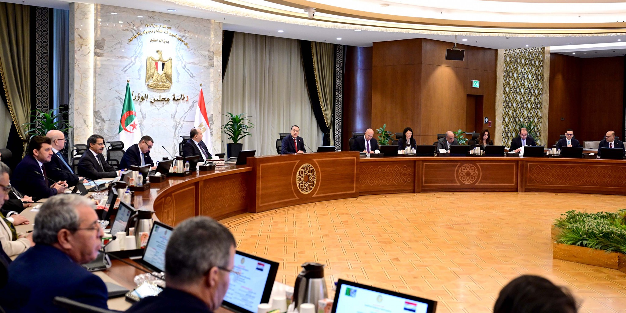 رئيس الوزراء والوزير الأول للجمهورية الجزائرية يترأسان اليوم اجتماع اللجنة العليا