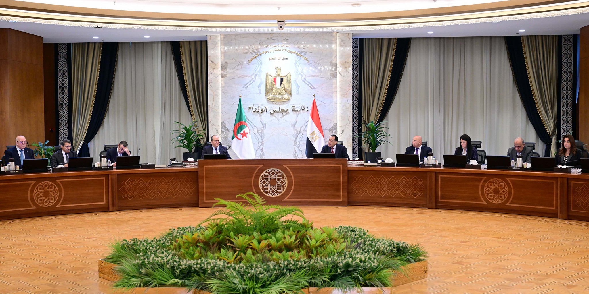 رئيس الوزراء والوزير الأول للجمهورية الجزائرية يترأسان اليوم اجتماع اللجنة العليا