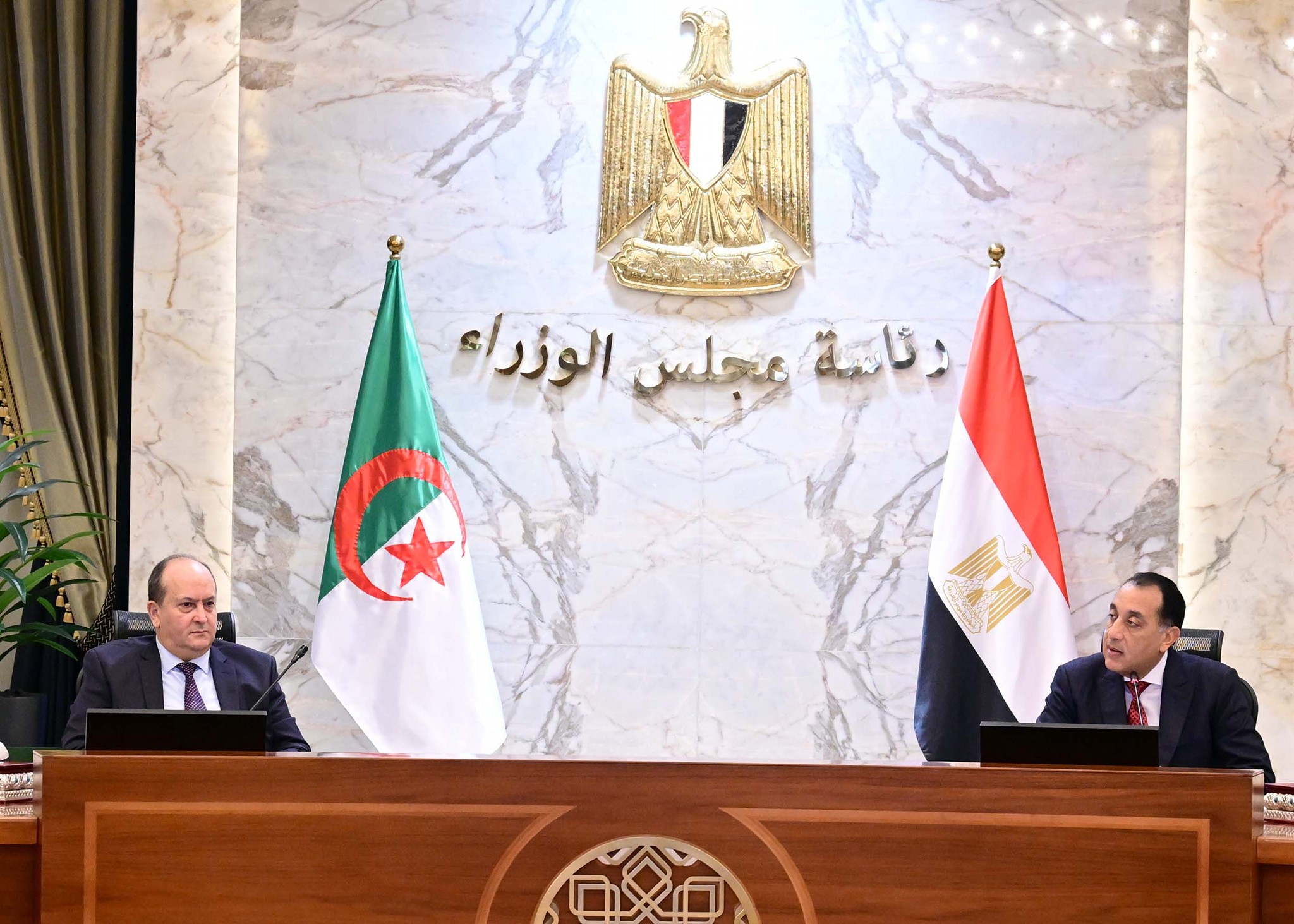 رئيس الوزراء والوزير الأول للجمهورية الجزائرية يترأسان اليوم اجتماع اللجنة العليا