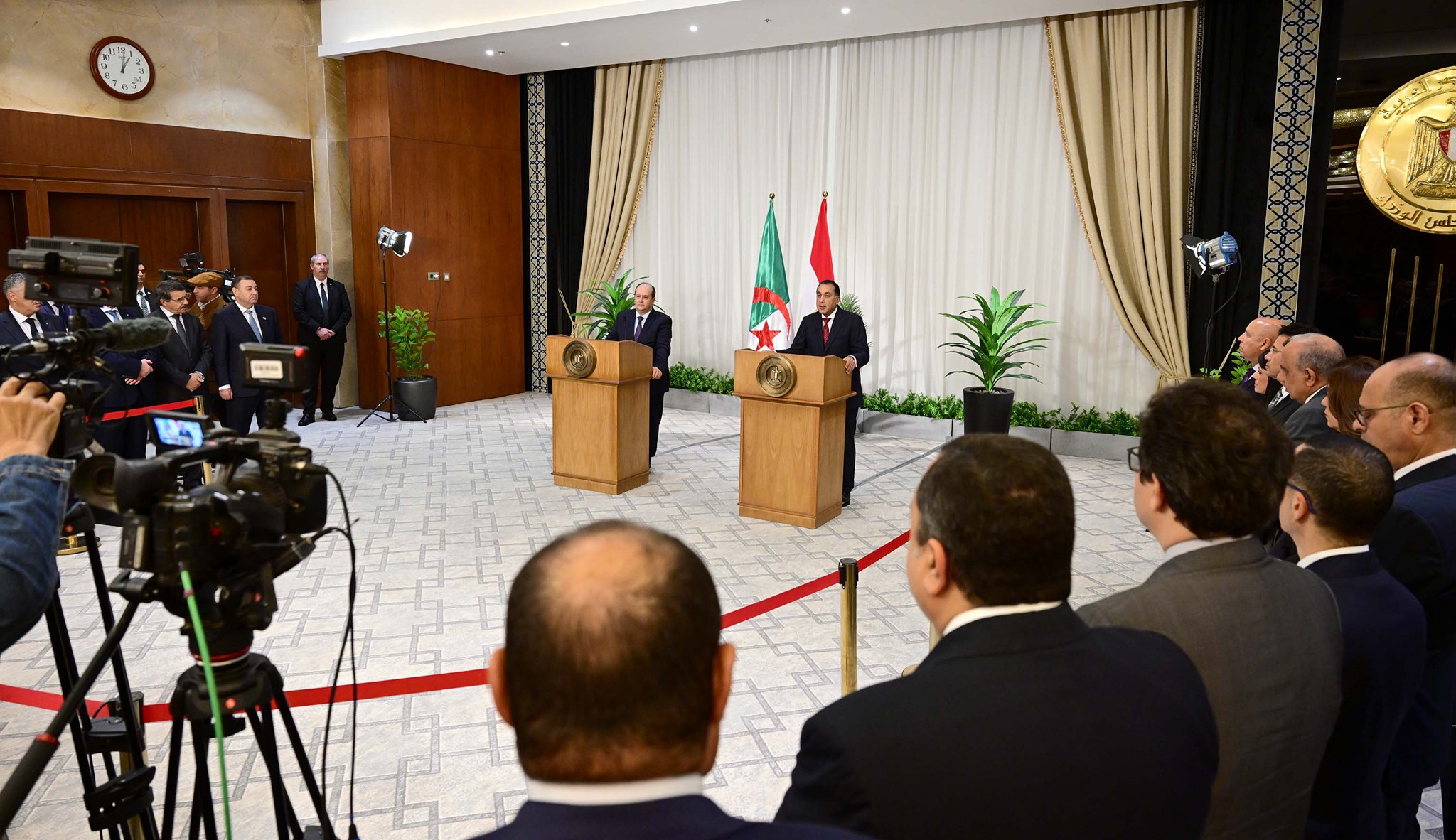 المؤتمر الصحفي لرئيس الوزراء مع نظيره الجزائري