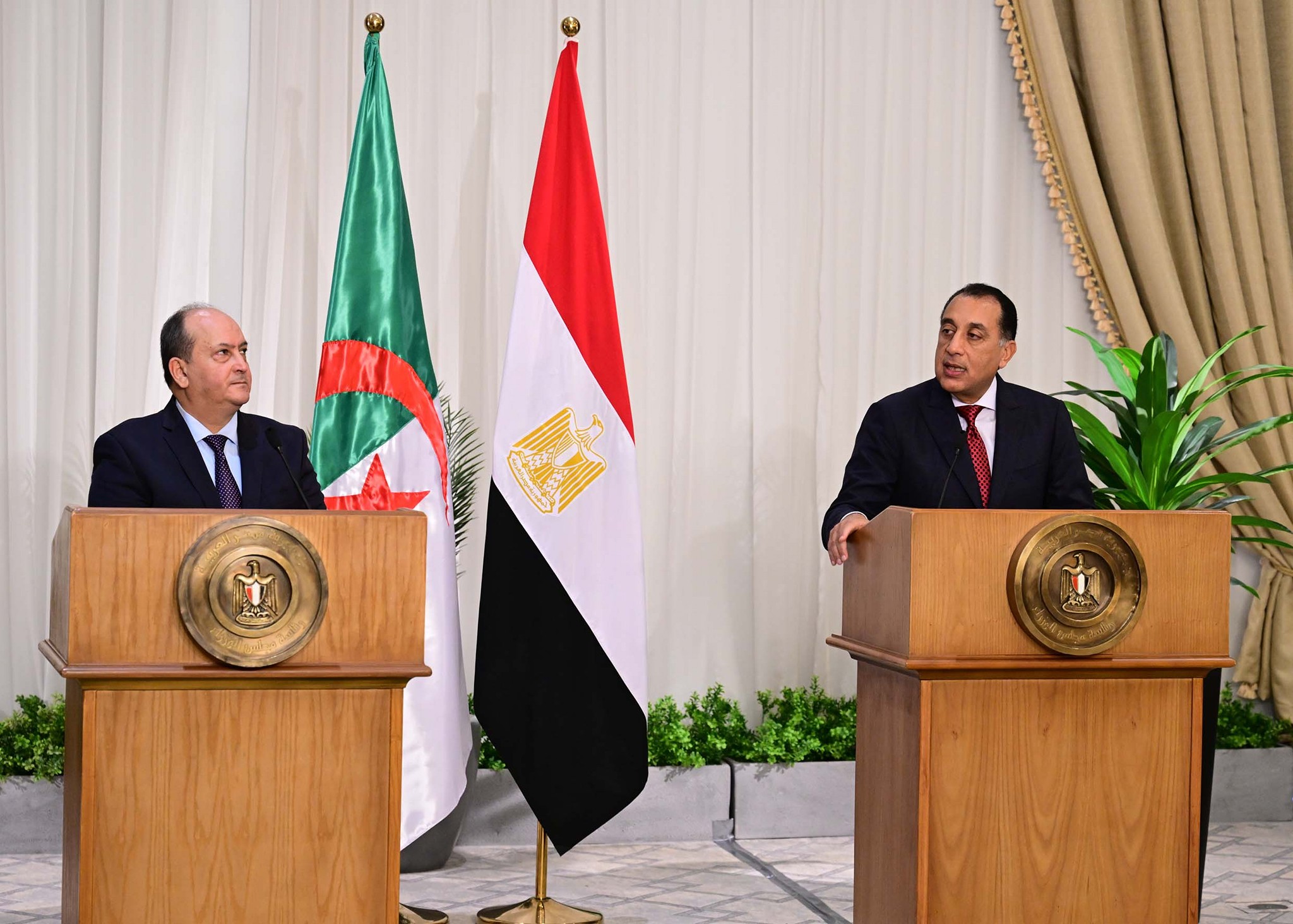 المؤتمر الصحفي لرئيس الوزراء مع نظيره الجزائري