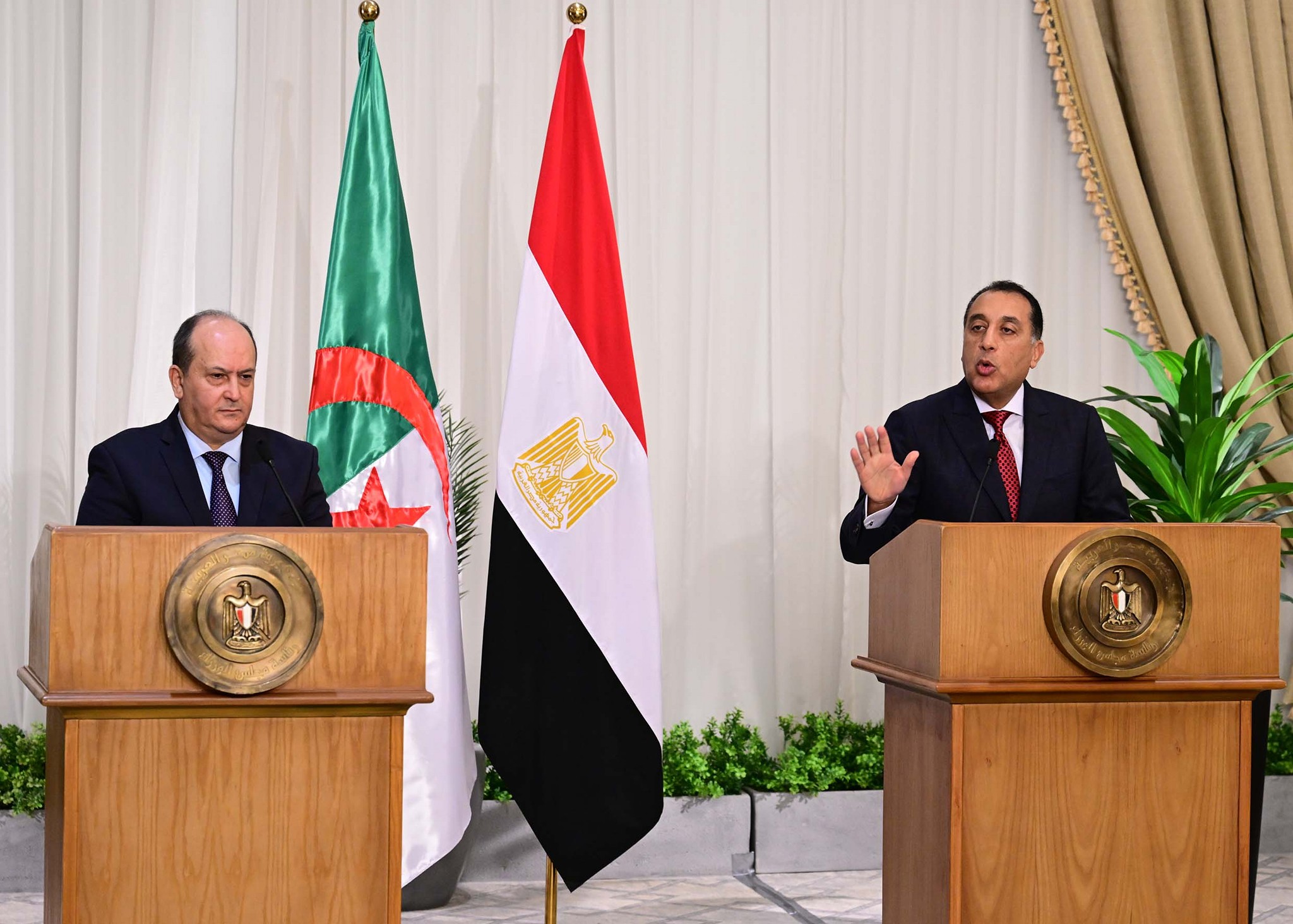 المؤتمر الصحفي لرئيس الوزراء مع نظيره الجزائري