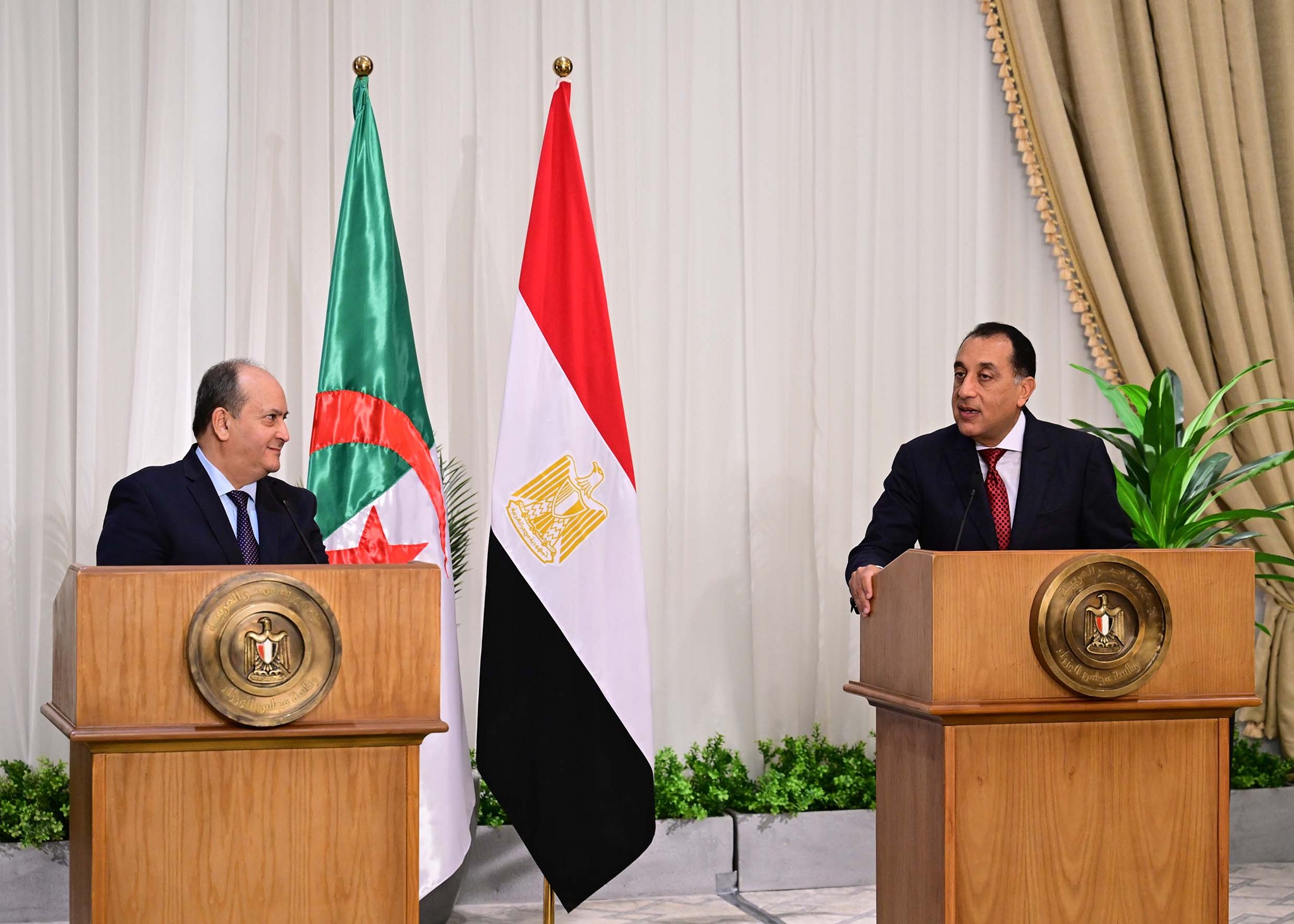 المؤتمر الصحفي لرئيس الوزراء مع نظيره الجزائري