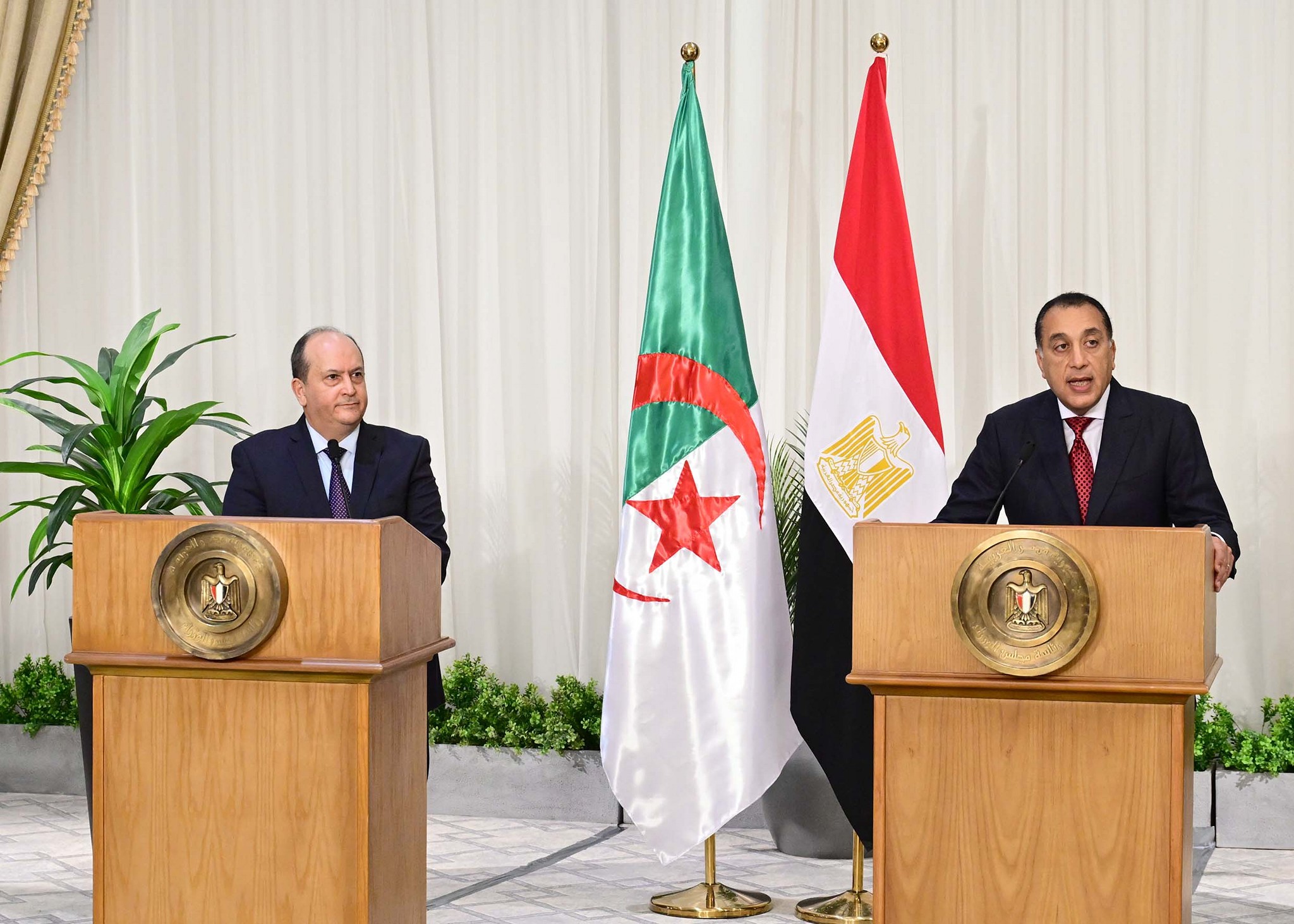 المؤتمر الصحفي لرئيس الوزراء مع نظيره الجزائري
