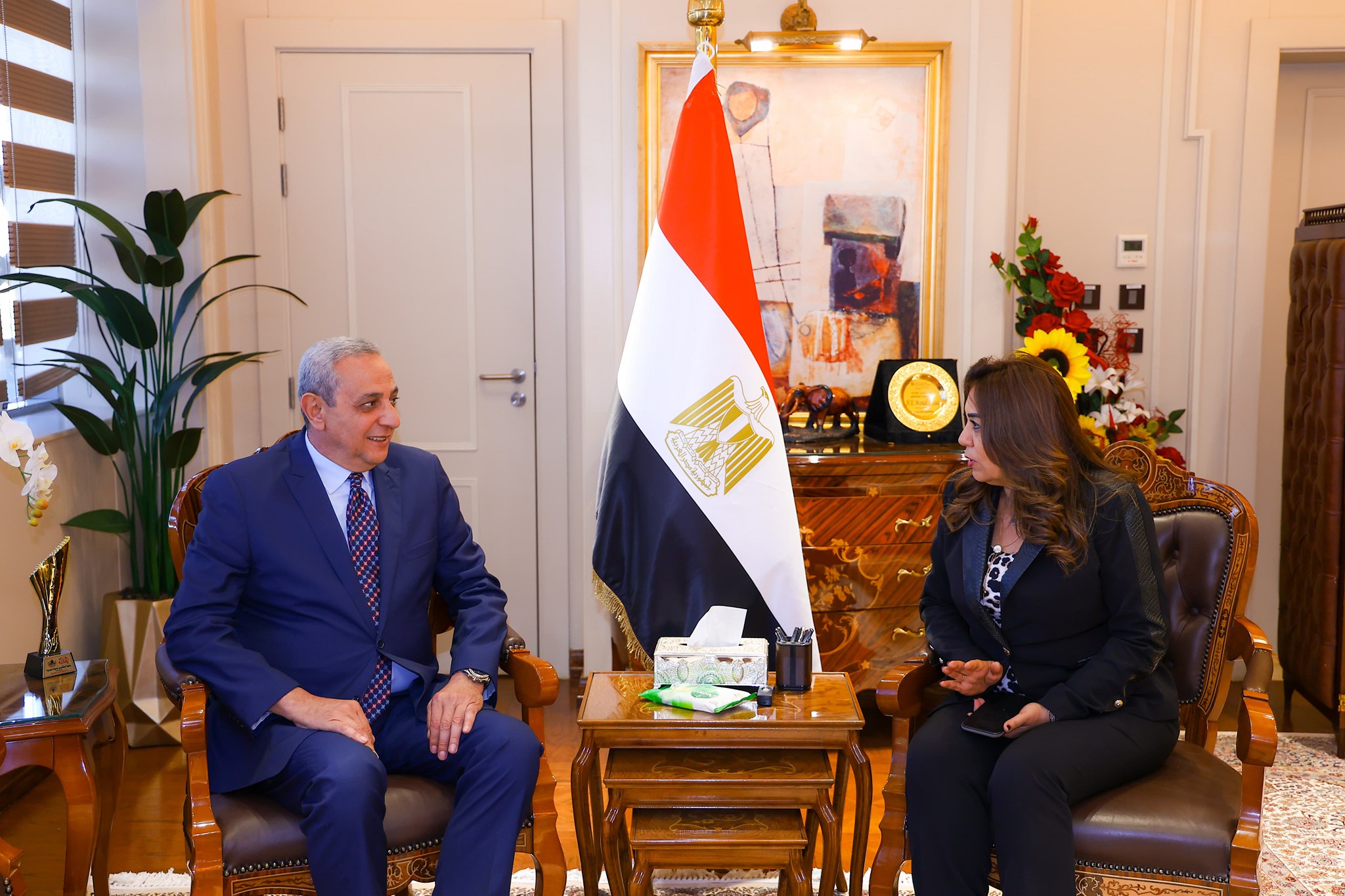 توقيع عقد إدارة وتشغيل مرفقي النقل الداخلي بمدينة طنطا والمحلة