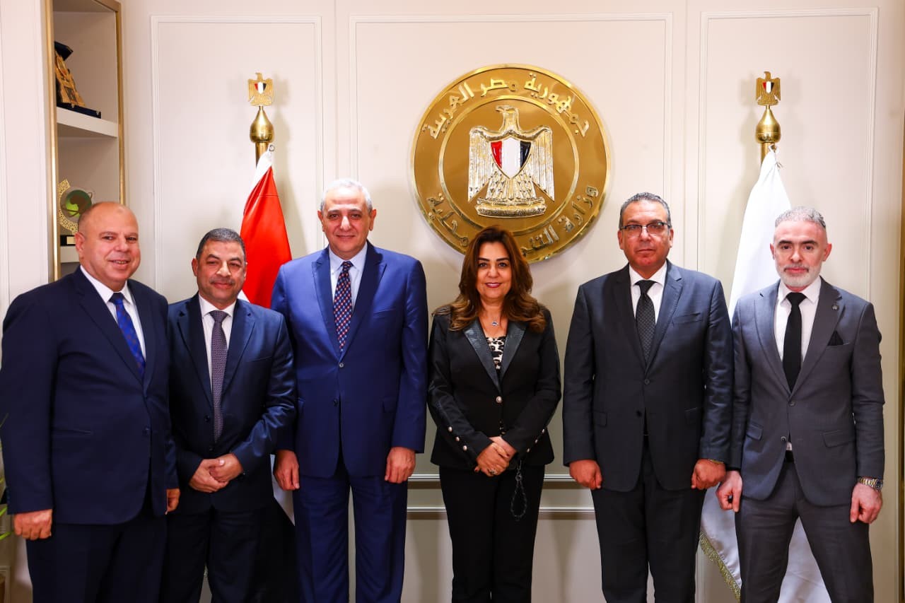 توقيع عقد إدارة وتشغيل مرفقي النقل الداخلي بمدينة طنطا والمحلة