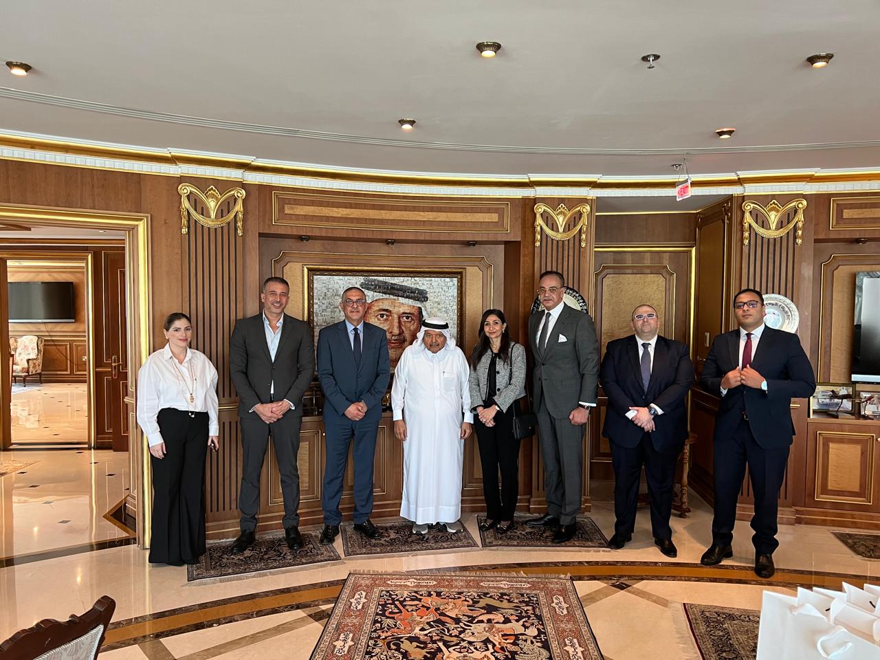 رئيس هيئة الاستثمار يلتقي رئيس رابطة رجال الأعمال القطريين