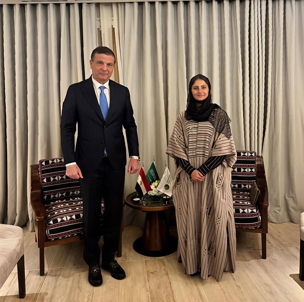 وزير الزراعة يلتقي الأميرة سارة بنت بندر بن عبد العزيز آل سعود