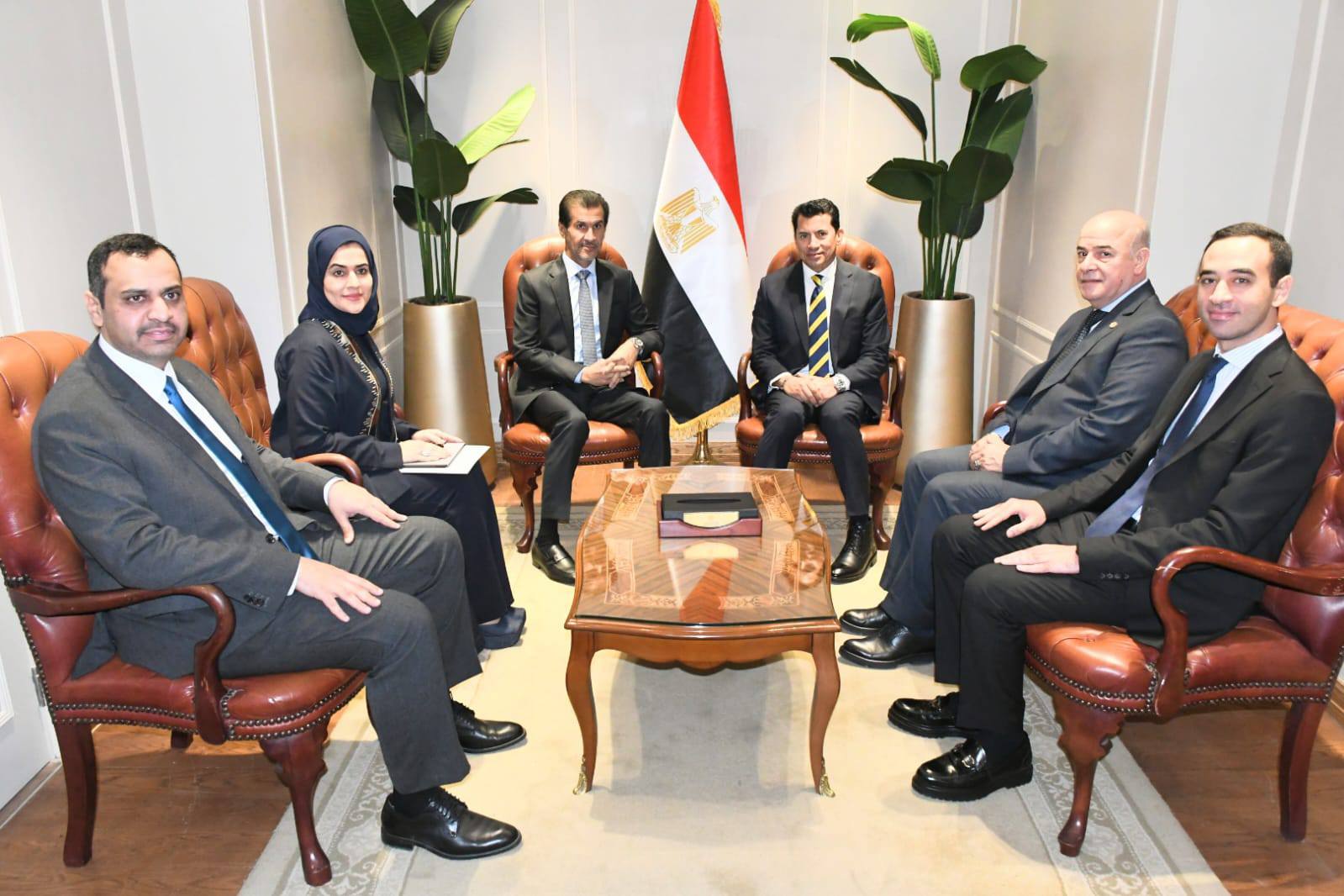 وزير الشباب والرياضة يستقبل سفير دولة قطر