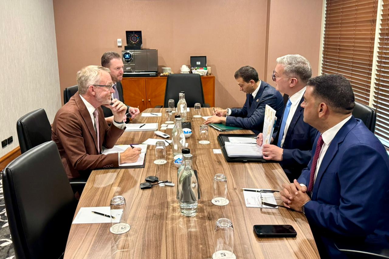 وزير البترول يجتمع مع المدير العام لإدارة مناجم غرب استراليا