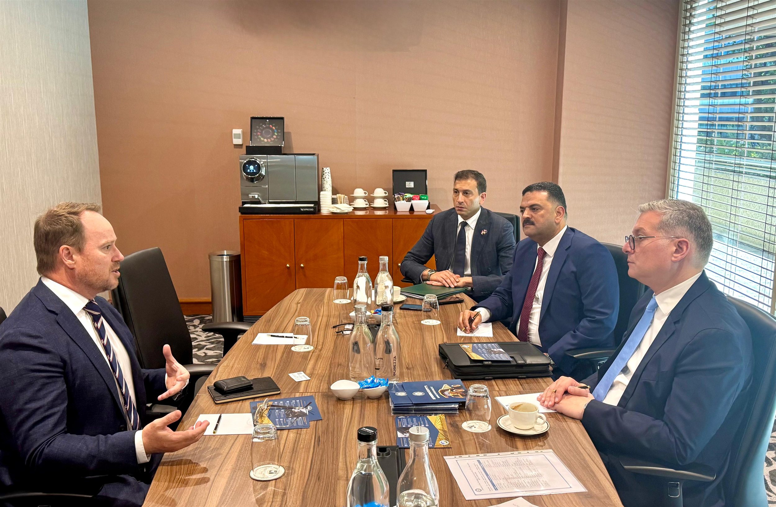 وزير البترول يجتمع مع ستيفن كيت