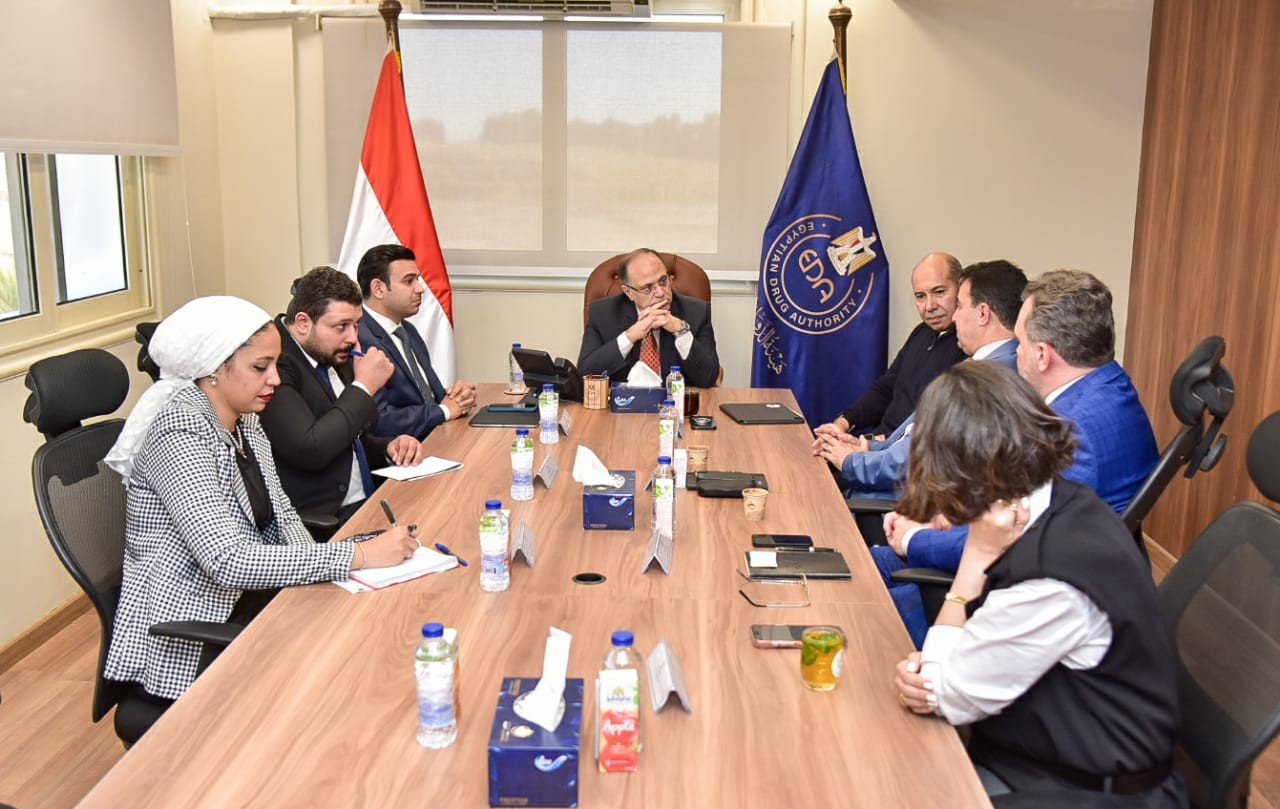 رئيس هيئة الدواء يجتمع مع شركتي داف وكيورليدز