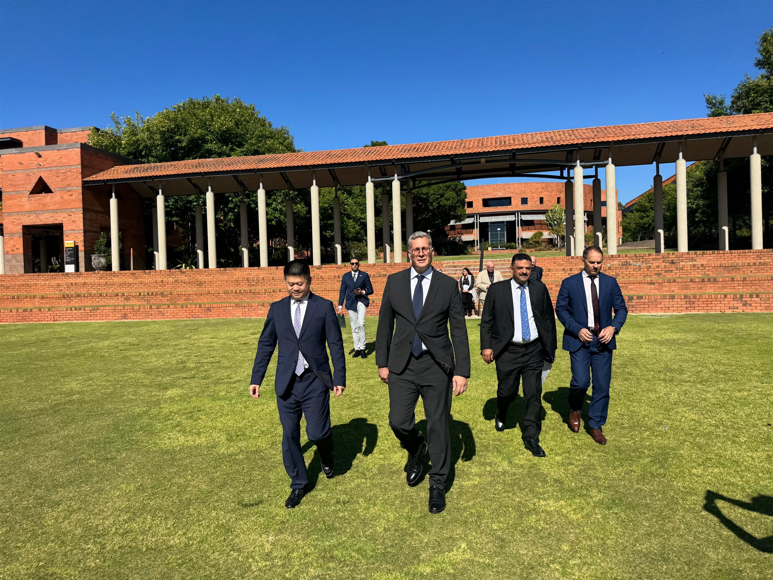 توقيع خطاب نوايا بين هيئة الثروة المعدنية وجامعة كيرتن الأسترالية 