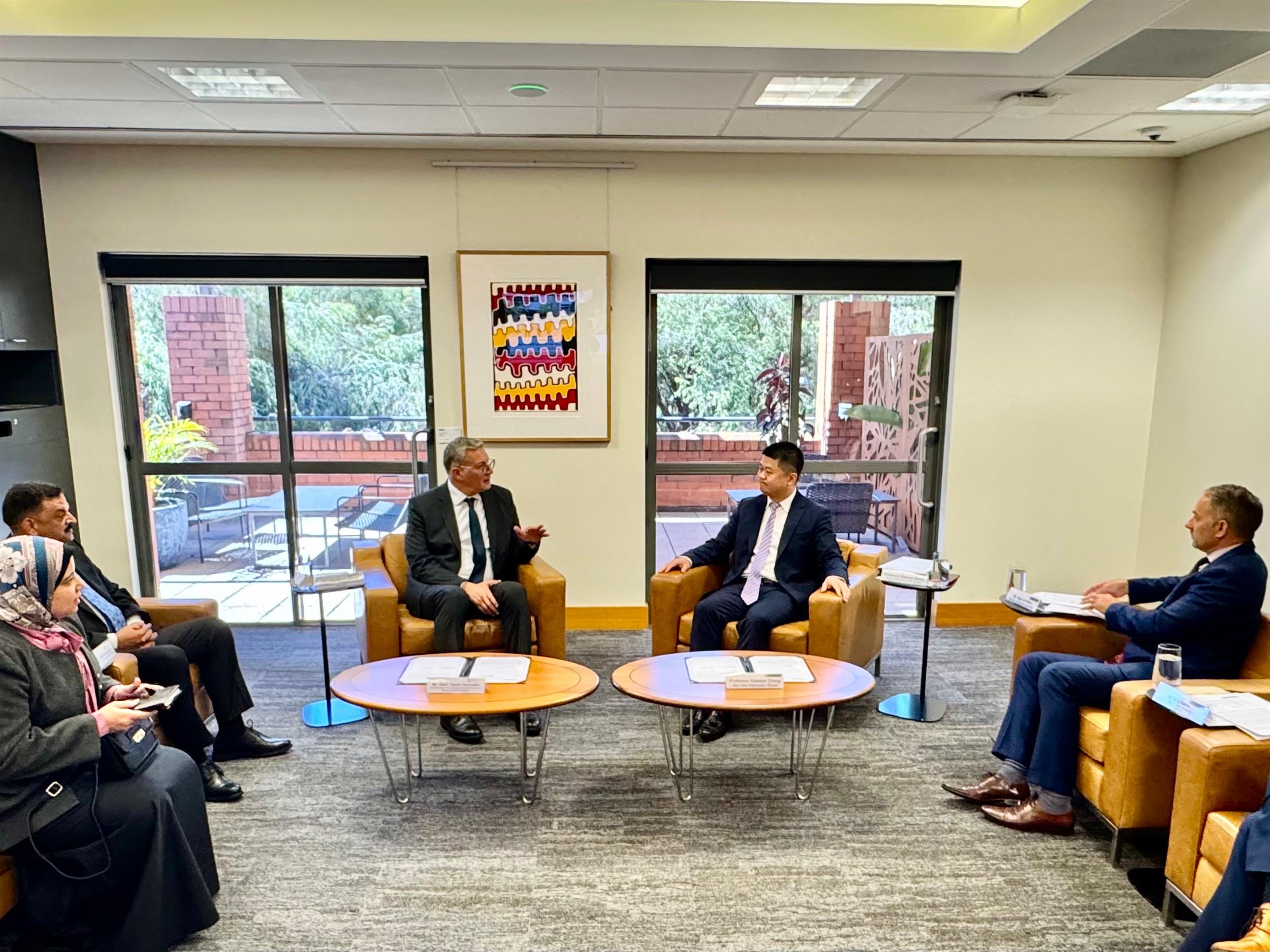 توقيع خطاب نوايا بين هيئة الثروة المعدنية وجامعة كيرتن الأسترالية 