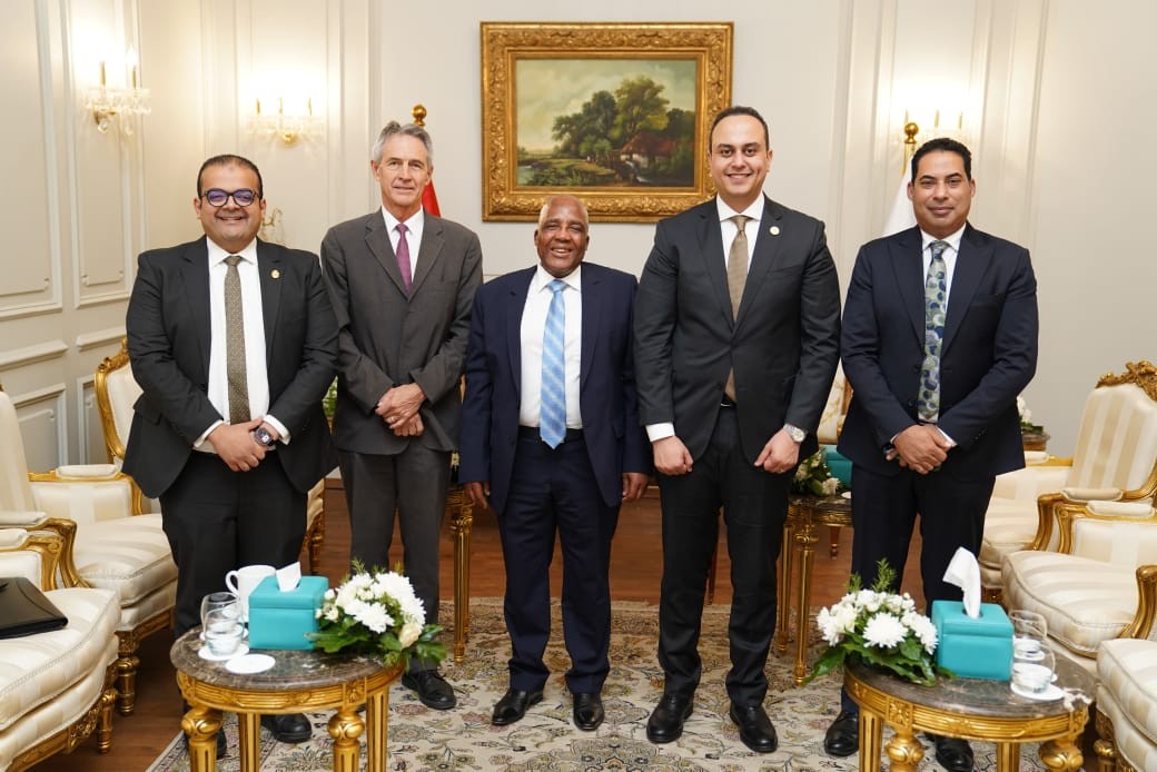 رئيس هيئة الرعاية الصحية يلتقي وزير صحة جنوب أفريقيا