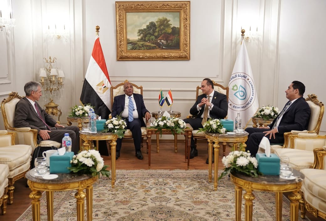 رئيس هيئة الرعاية الصحية يلتقي وزير صحة جنوب أفريقيا