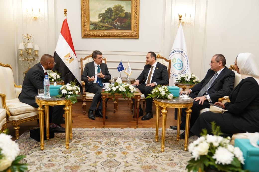 رئيس هيئة الرعاية الصحية يلتقي وزير صحة جنوب أفريقيا