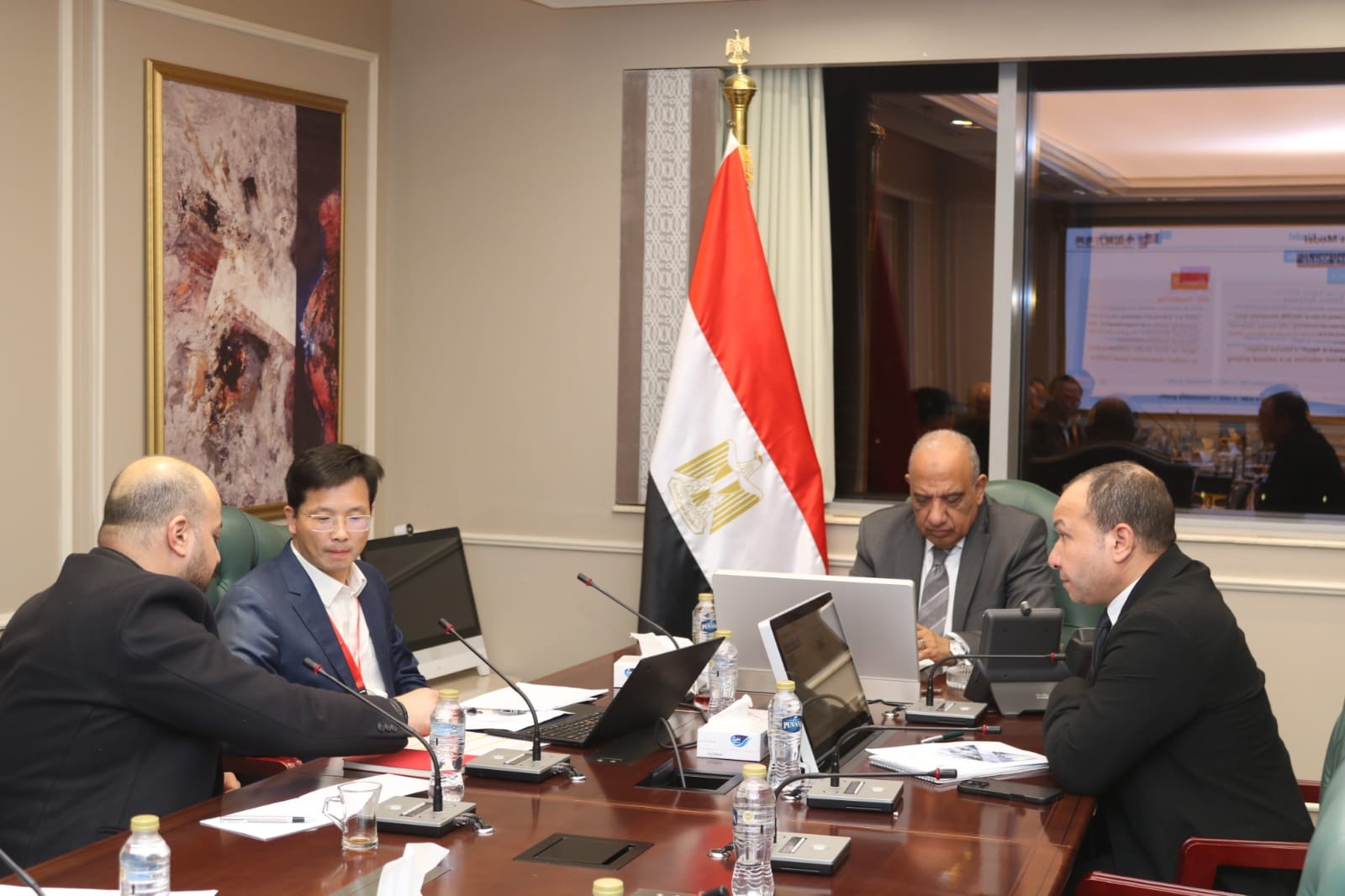 وزير الكهرباء يجتمع مع مجموعة الصين الجنوبية