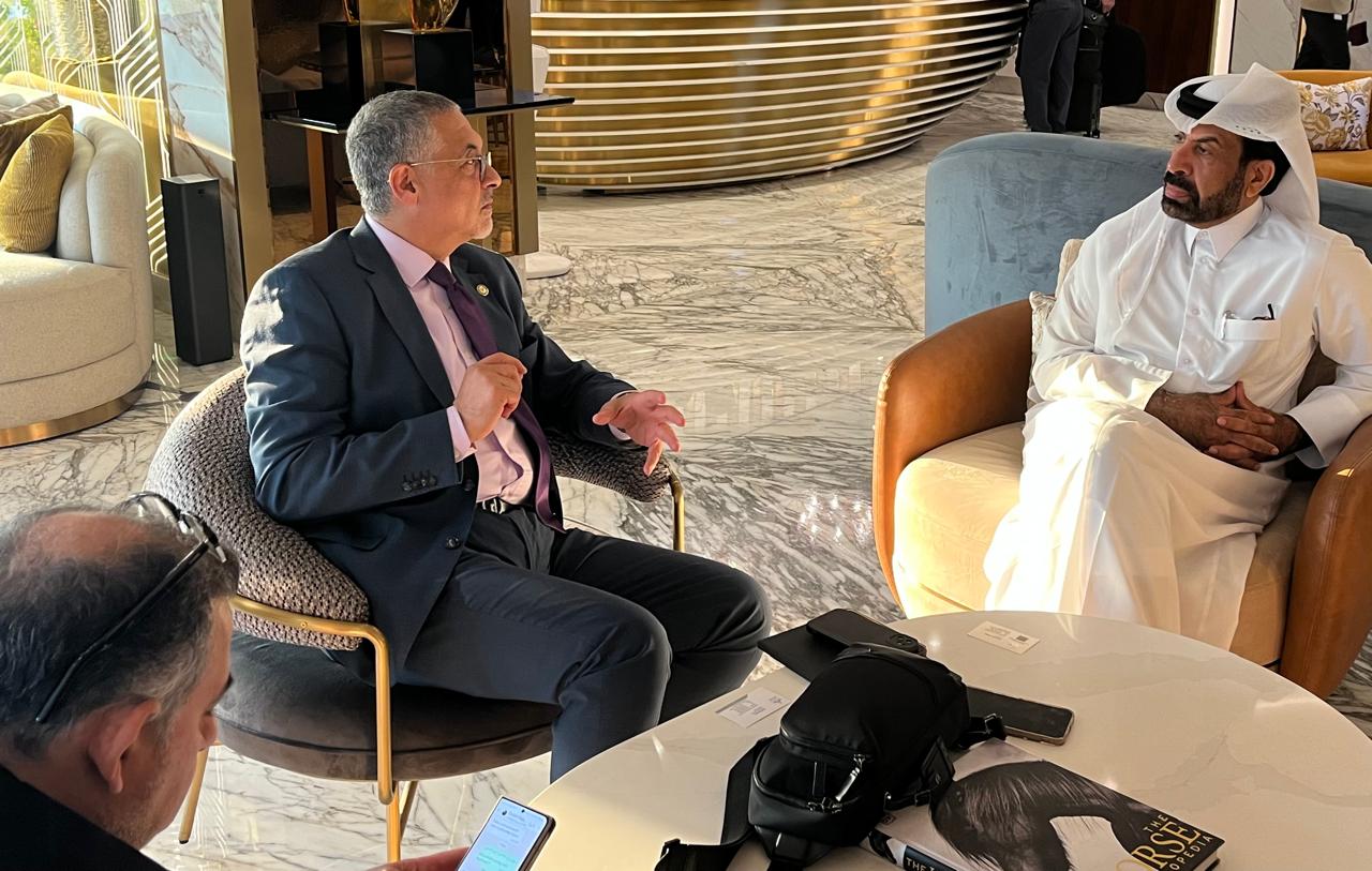 حسام هيبة يجتمع مع مجموعة من الشركات القطرية