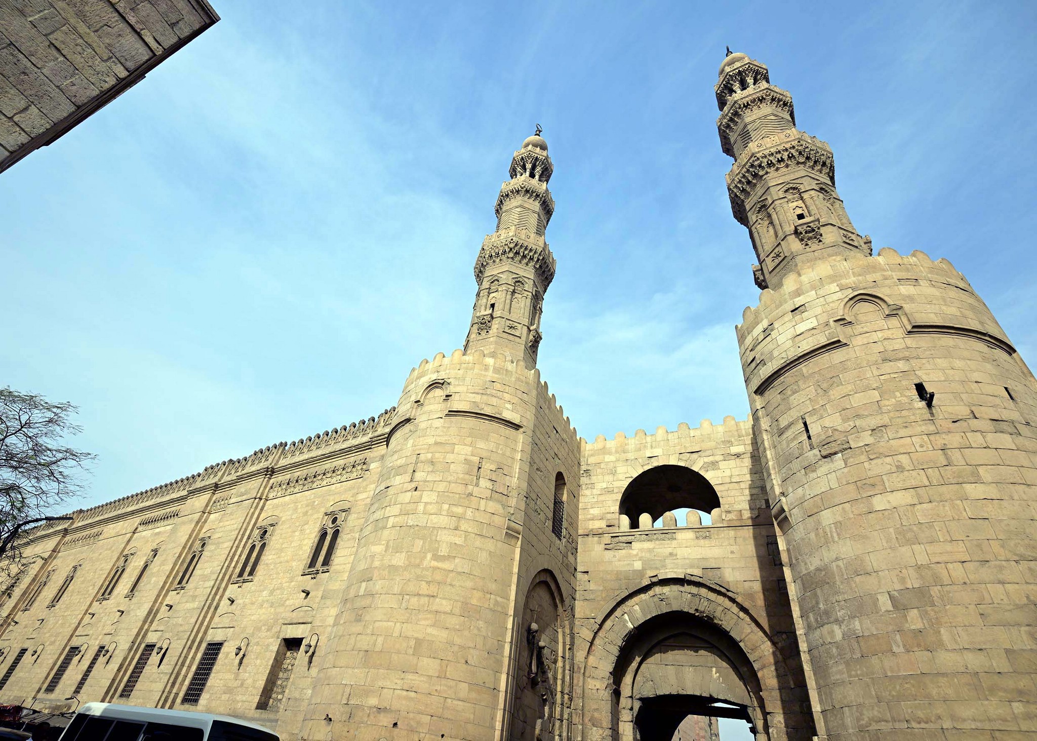 رئيس الوزراء يتفقد أعمال إعادة إحياء منطقة حارة الروم