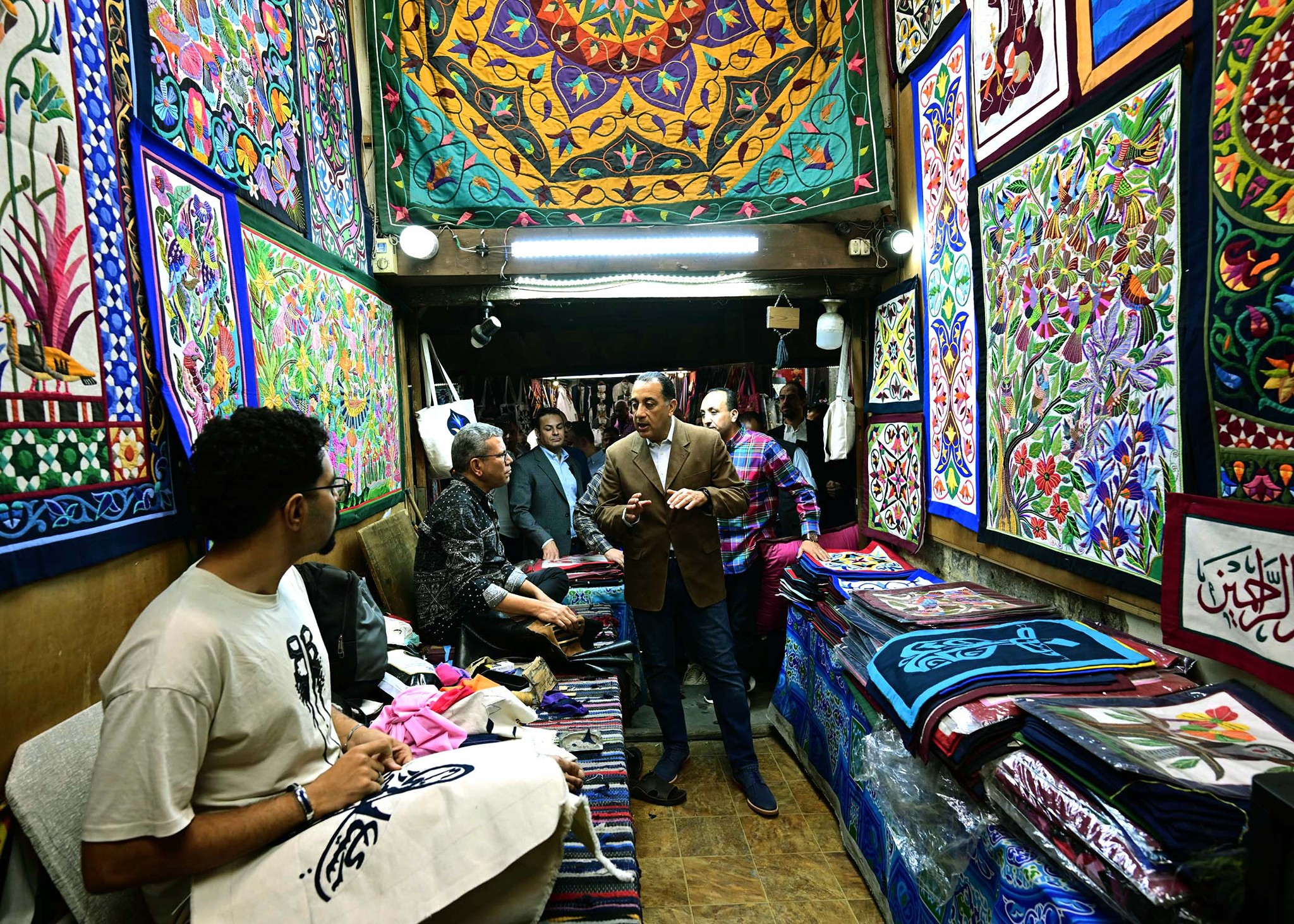 رئيس الوزراء يتفقد أعمال إعادة إحياء منطقة حارة الروم