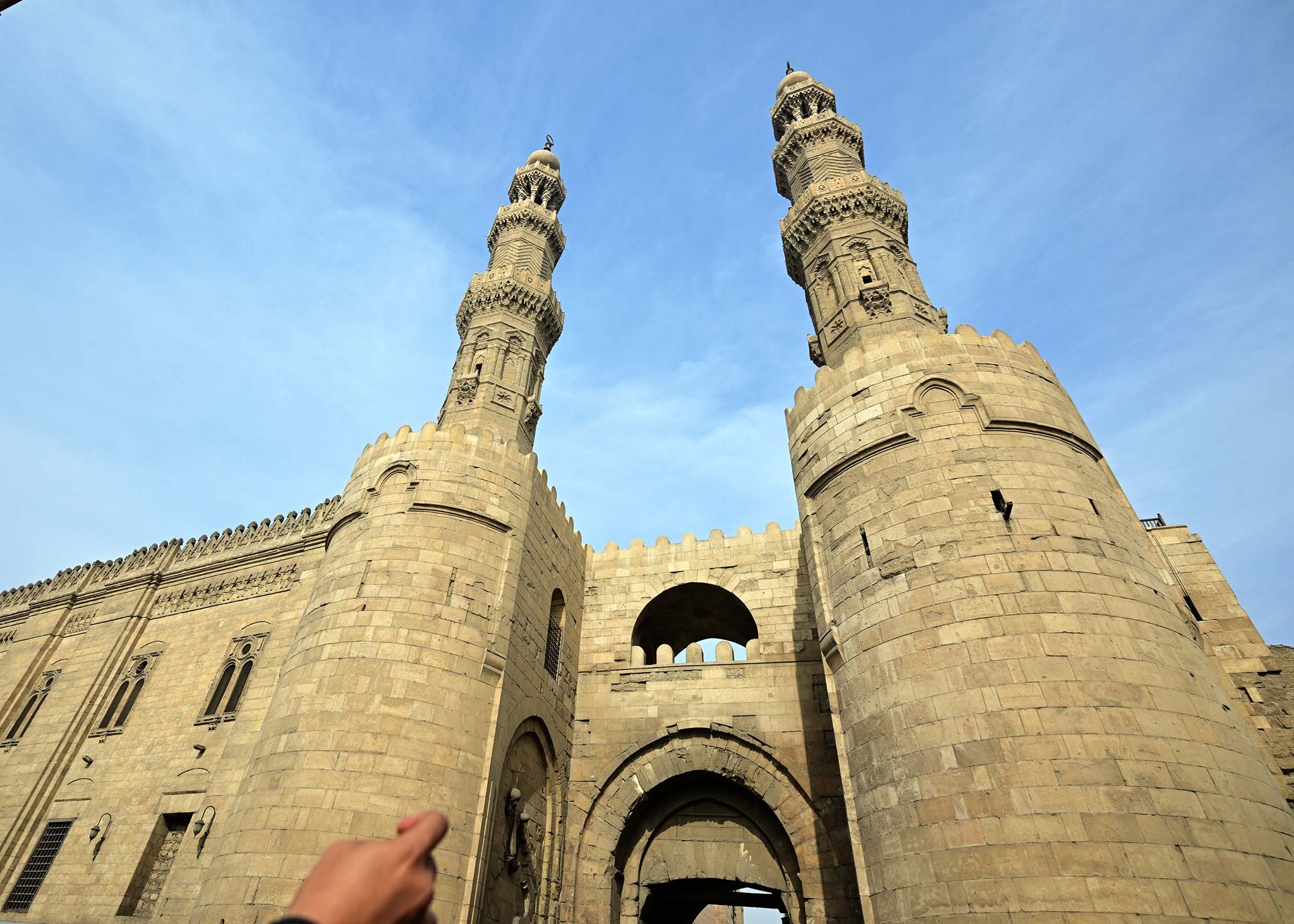 رئيس الوزراء يتفقد أعمال إعادة إحياء منطقة حارة الروم