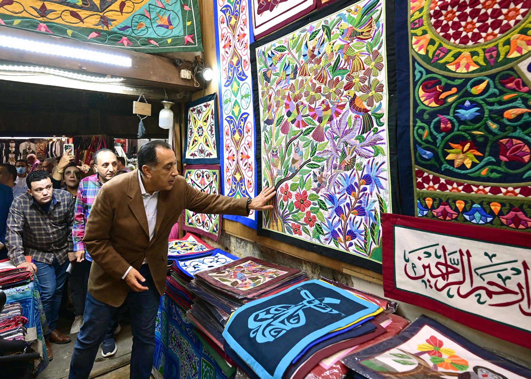 رئيس الوزراء يتفقد أعمال إعادة إحياء منطقة حارة الروم