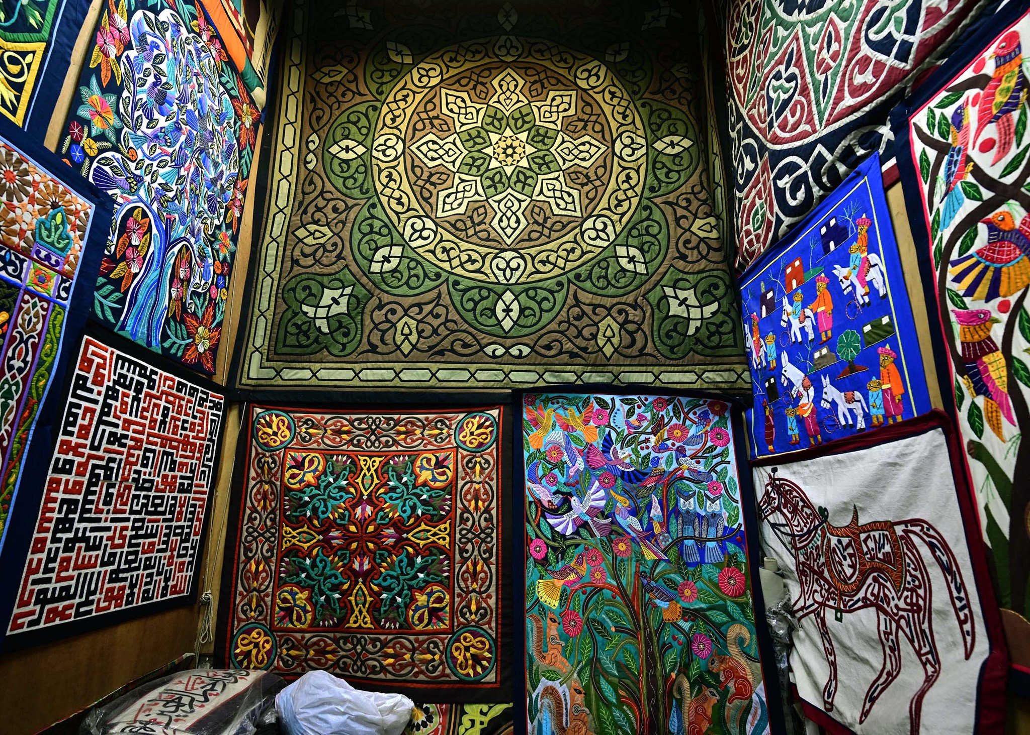 رئيس الوزراء يتفقد أعمال إعادة إحياء منطقة حارة الروم