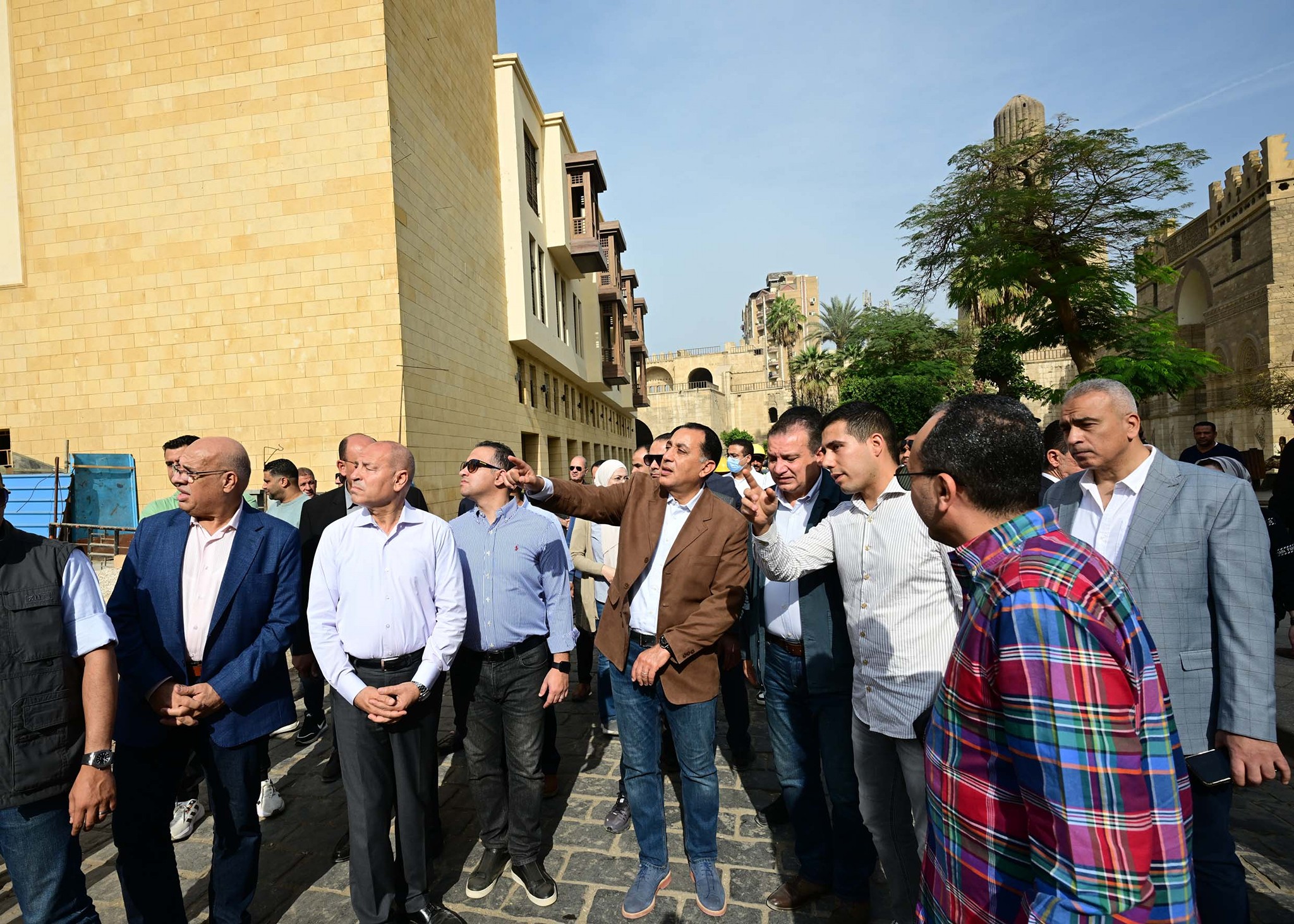 مدبولي يتفقد منطقة مسجد الحاكم بأمر الله ومشروعي بوتيك أوتيل الشوربجي والأرناؤوطي