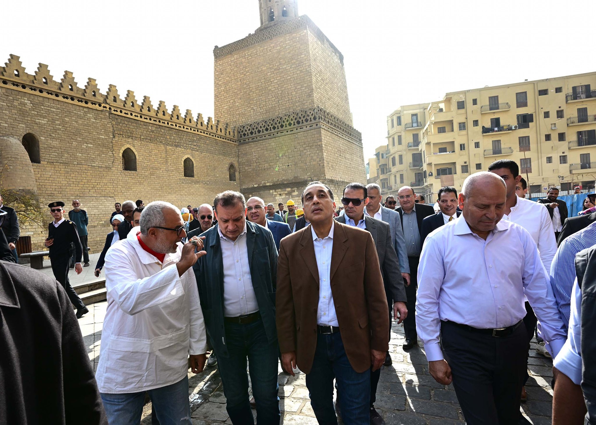 مدبولي يتفقد منطقة مسجد الحاكم بأمر الله ومشروعي بوتيك أوتيل الشوربجي والأرناؤوطي