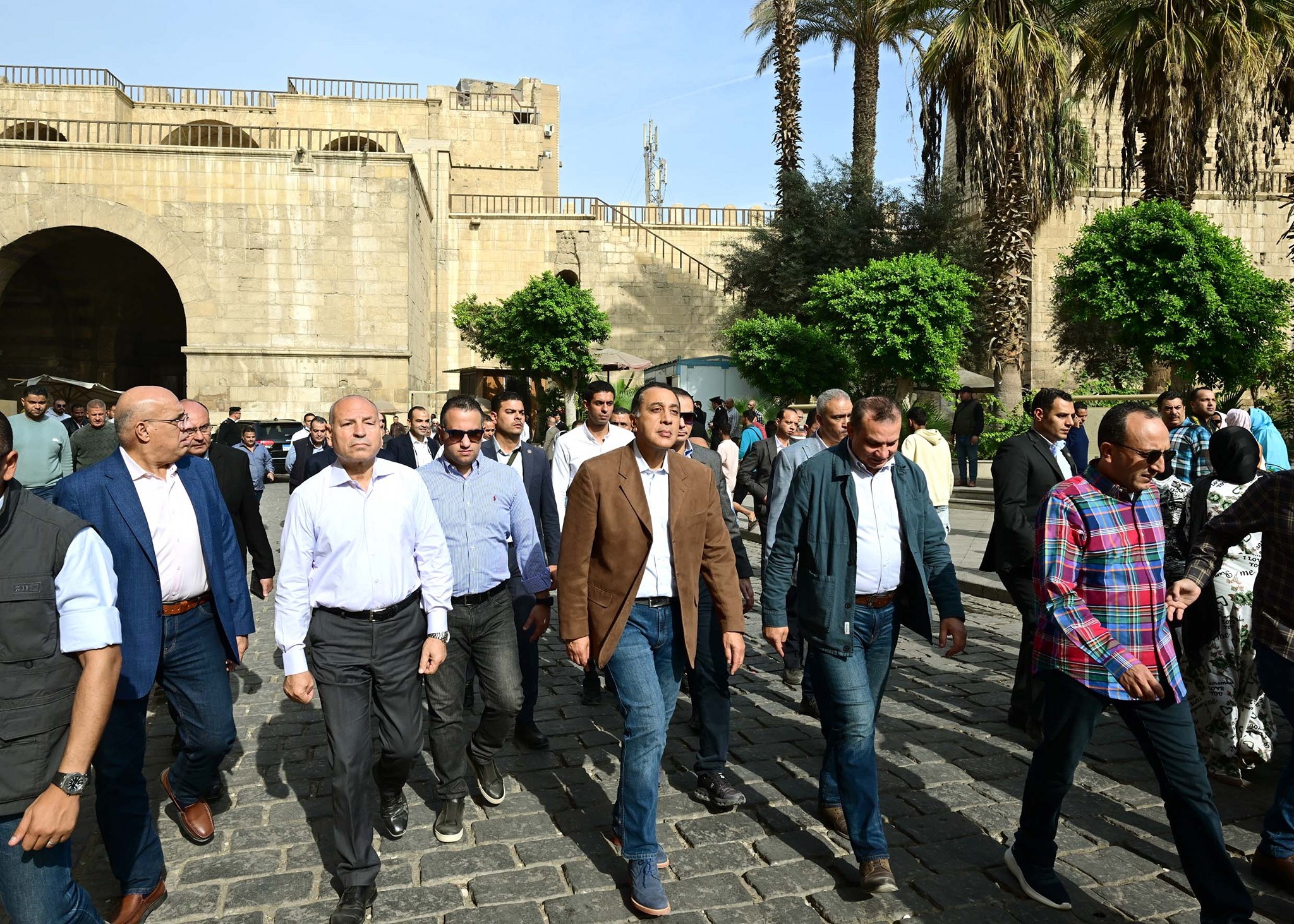 مدبولي يتفقد منطقة مسجد الحاكم بأمر الله ومشروعي بوتيك أوتيل الشوربجي والأرناؤوطي