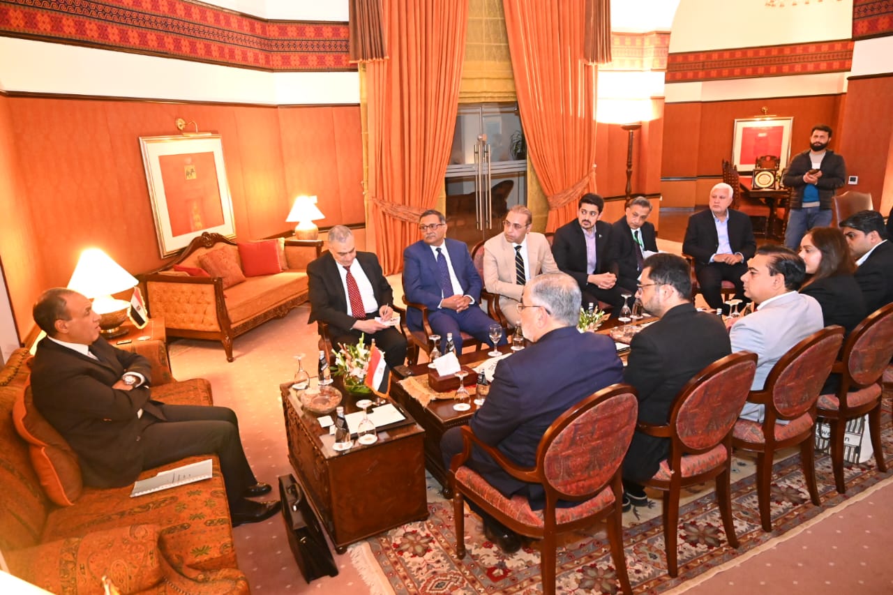 وزير الخارجية مع قيادات غرف التجارة والصناعة في باكستان