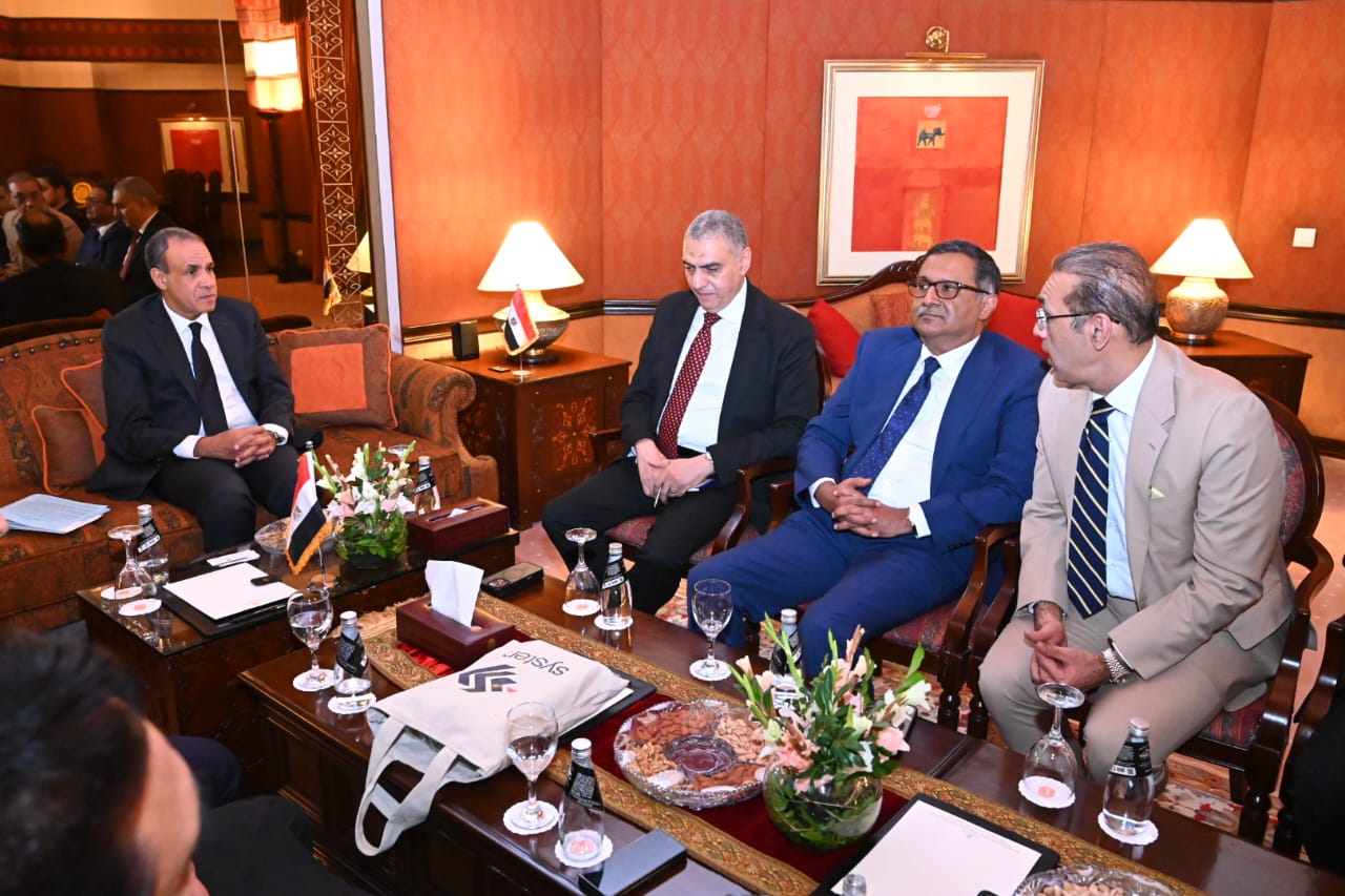 وزير الخارجية مع قيادات غرف التجارة والصناعة في باكستان