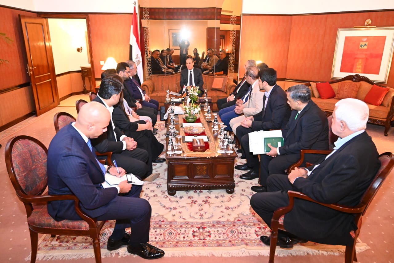 وزير الخارجية مع قيادات غرف التجارة والصناعة في باكستان