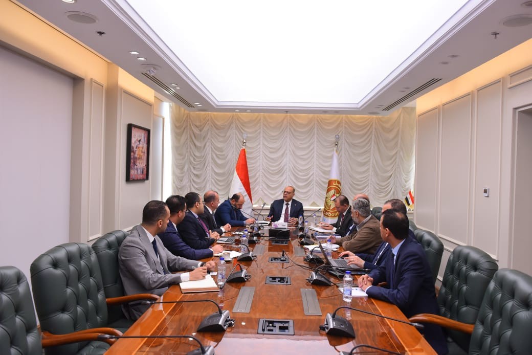 وزير العمل يستقبل وفد شركة eFinance