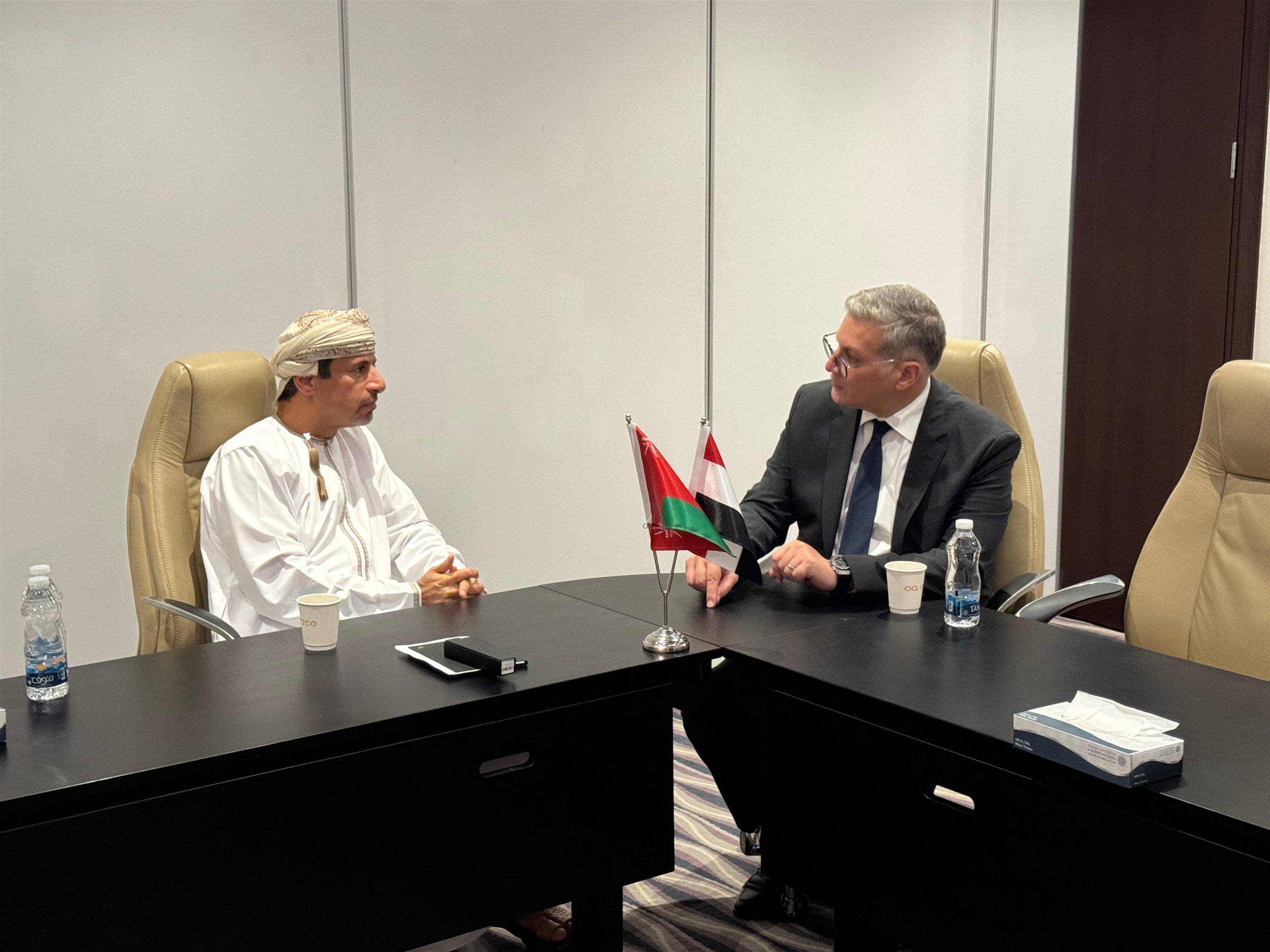 وزير البترول يجتمع مع نظيره العمانى