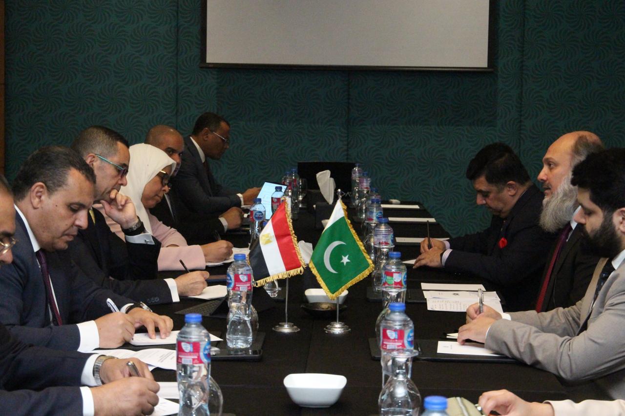 وزير الاستثمار يلتقي وزير التجارة الباكستاني