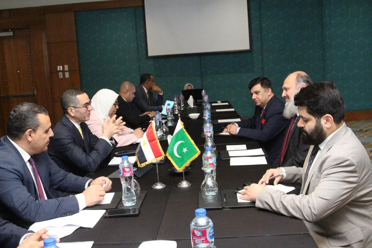 وزير الاستثمار يلتقي وزير التجارة الباكستاني