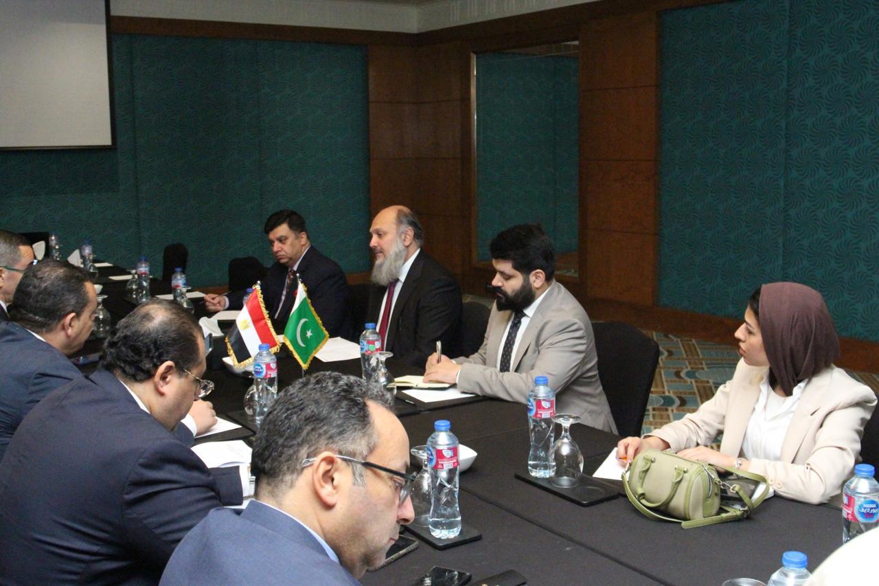 وزير الاستثمار يلتقي وزير التجارة الباكستاني