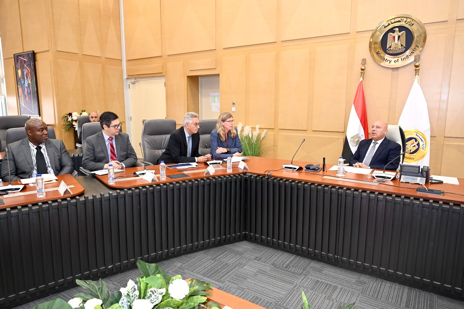 وزير الصناعة يبحث مع فولكس فاجن خطة لتصنيع السيارات في مصر