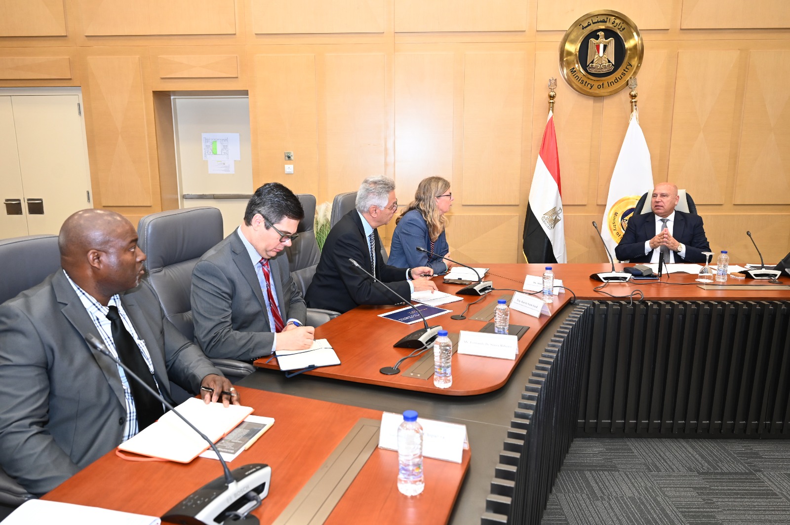 وزير الصناعة يبحث مع فولكس فاجن خطة لتصنيع السيارات في مصر