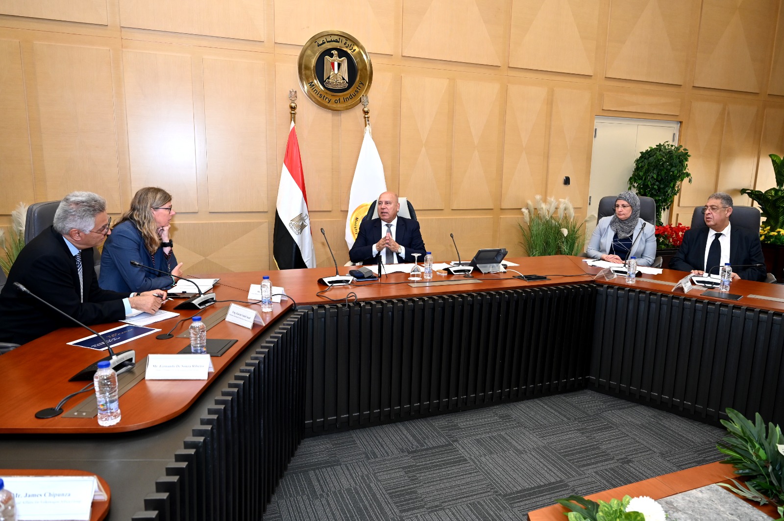 وزير الصناعة يبحث مع فولكس فاجن خطة لتصنيع السيارات في مصر