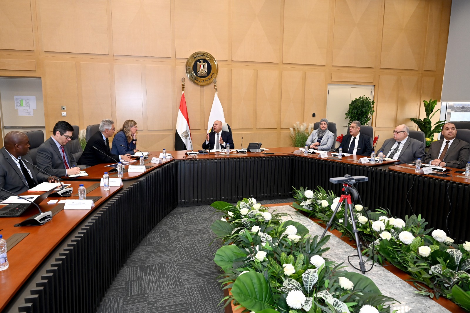 وزير الصناعة يبحث مع فولكس فاجن خطة لتصنيع السيارات في مصر